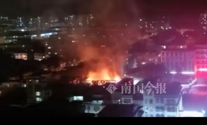 必一运动广西一中学体育器材室深夜着火烈焰冲天映亮夜空(图1)