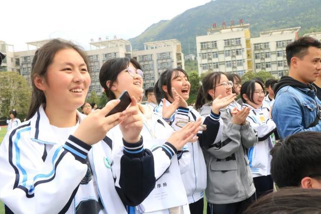 必一运动春日绽芳华运动添风采——广元外国语学校高中分校运动会剪影(图5)