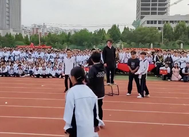 bsports必一体育会表演刺杀安倍教育局回应：已知晓此事允许学生犯错(图3)